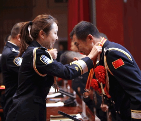 1422名戍边民警获颁国家移民管理机构戍守边疆纪念章